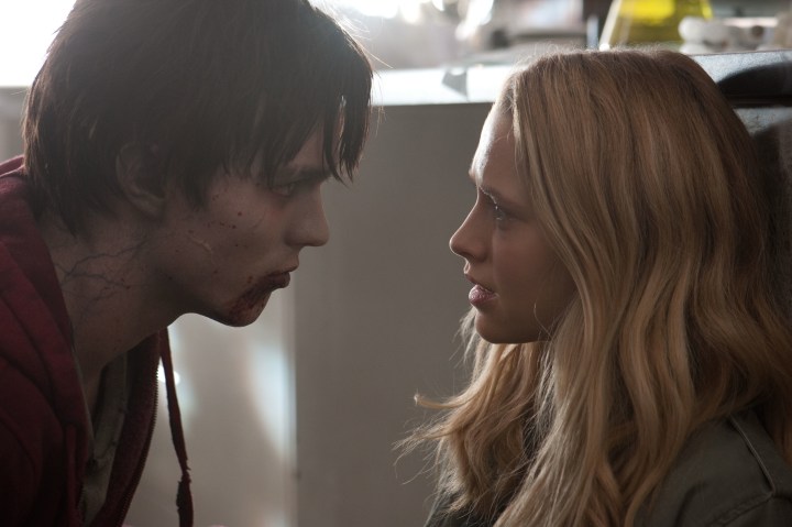 Nicholas Hoult e Teresa Palmer em "Corpos quentes."