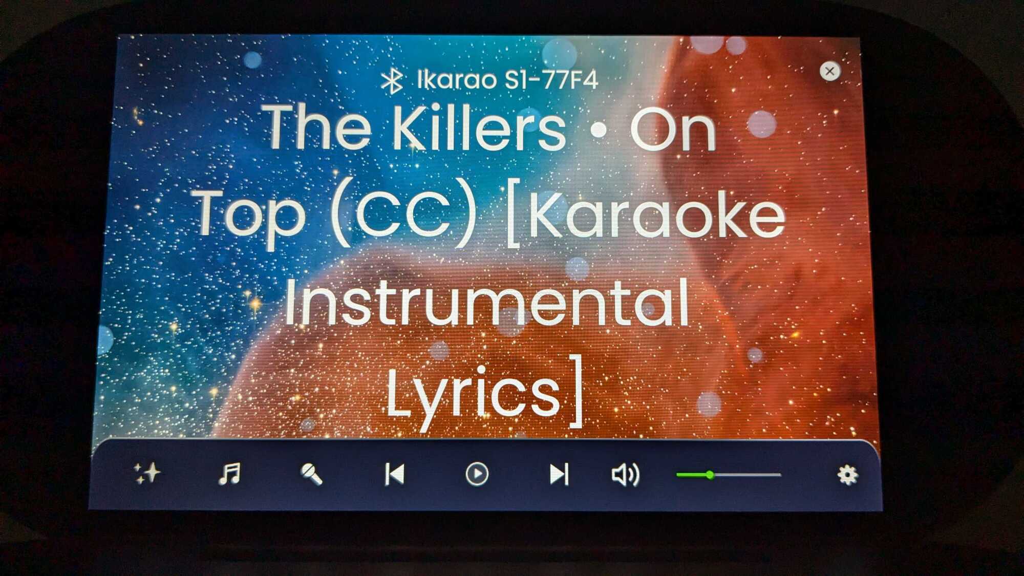 Como fica a tela do Shell S1 quando você conecta seu telefone com Bluetooth e reproduz música.