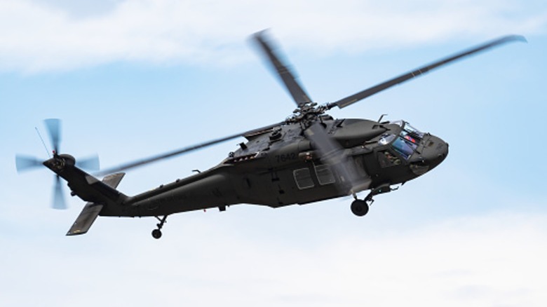 Um UH-60 Black Hawk no ar