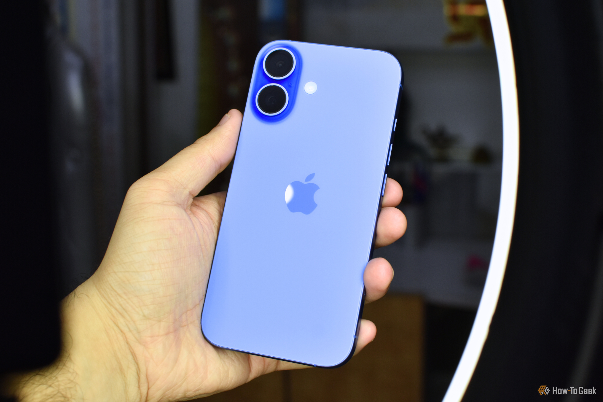 iPhone 16 na cor Ultramarine em uma mão.