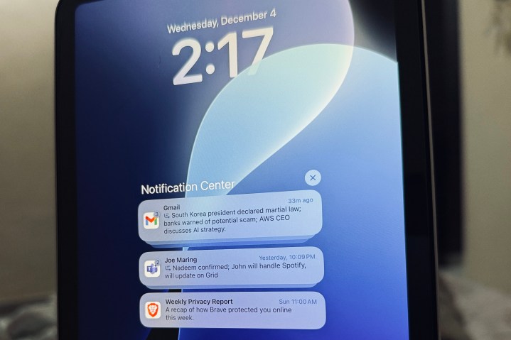 Notificações resumidas no Apple iPad mini com A17 Pro.