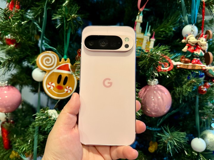 Rose Quartz Pixel 9 Pro em frente a uma árvore de Natal.