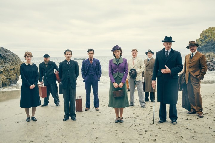 Um grupo de pessoas está em uma praia em And Then There Were None.