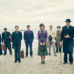 Um grupo de pessoas está em uma praia em And Then There Were None.