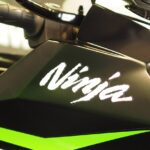 Close de um logotipo da Kawasaki Ninja em uma motocicleta