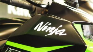 Close de um logotipo da Kawasaki Ninja em uma motocicleta