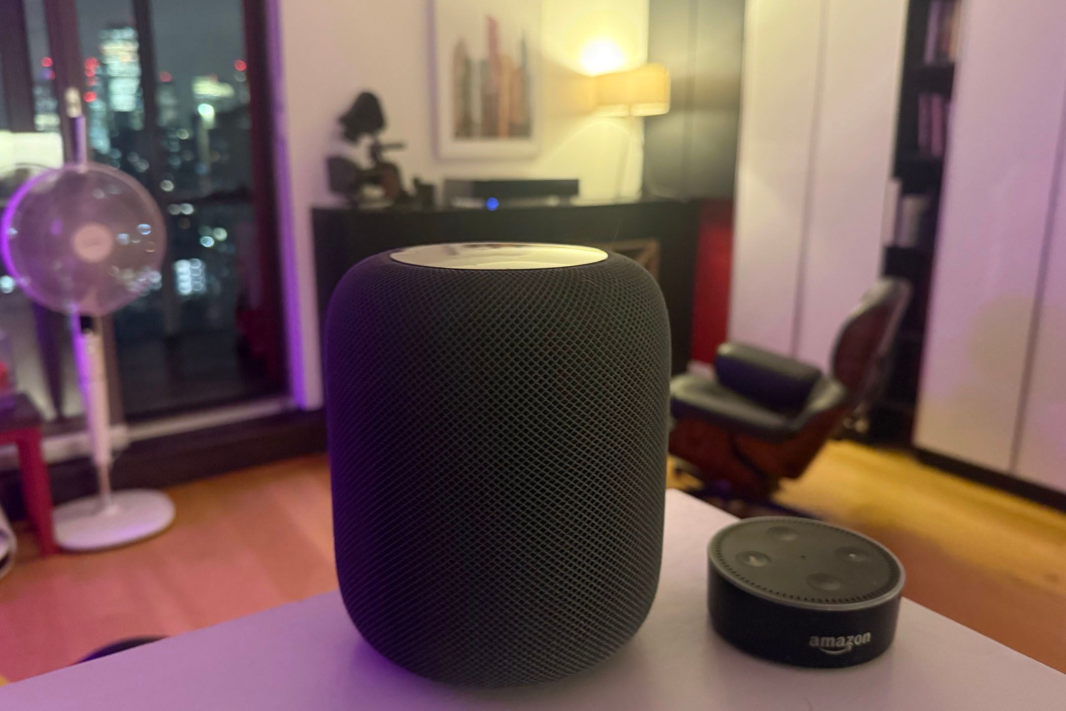 Alto-falantes inteligentes Apple HomePod e Amazo Echo.