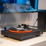 Toca-discos JBL e alto-falantes tocando vinil na CES 2024.