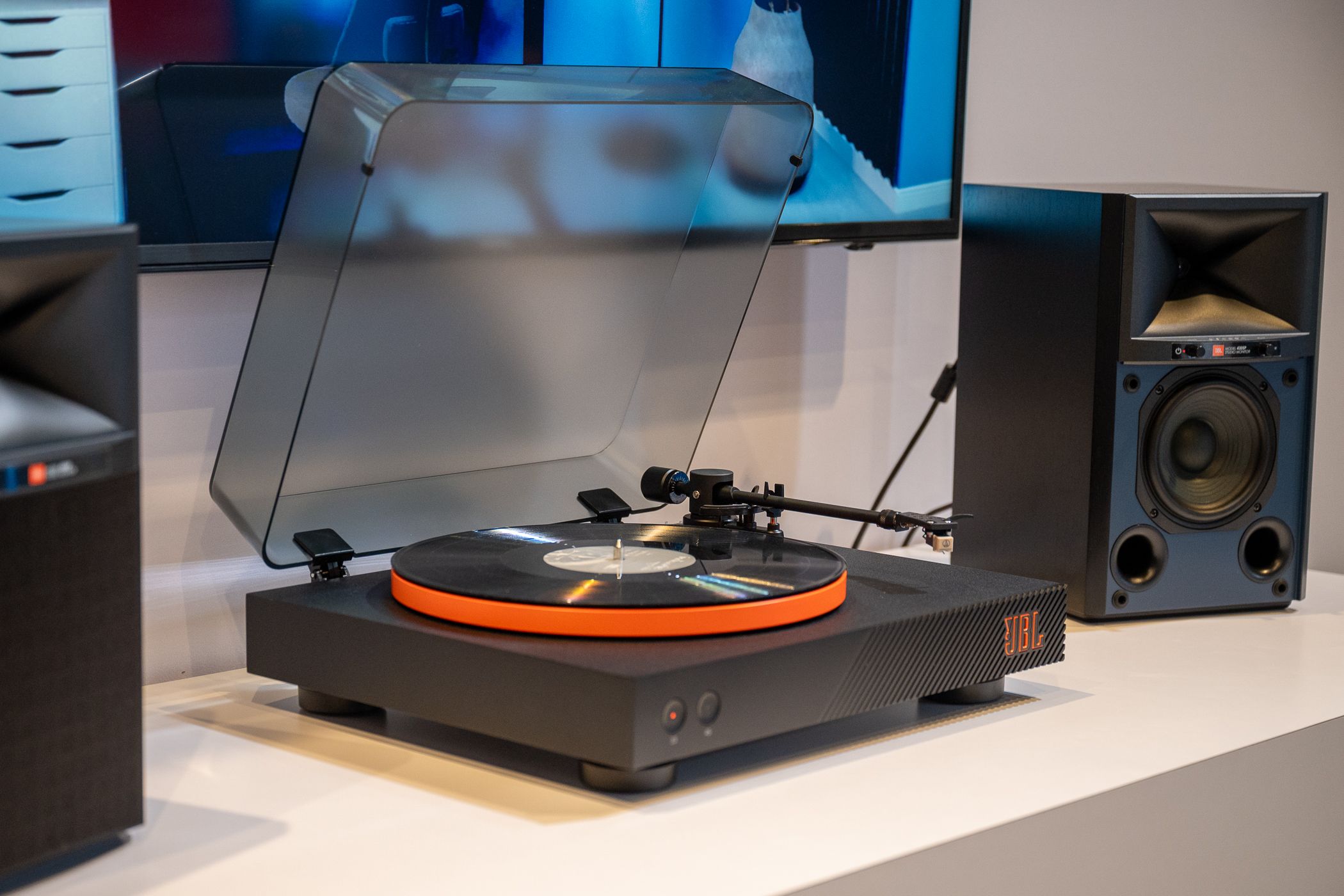 Toca-discos JBL e alto-falantes tocando vinil na CES 2024.