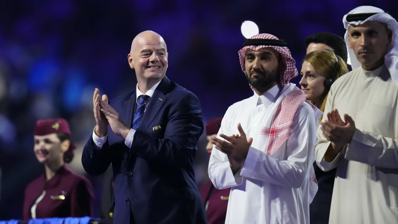 A Arábia Saudita sediará a Copa do Mundo de 2034. Grupos classificam o histórico de direitos humanos da FIFA como uma “farsa”