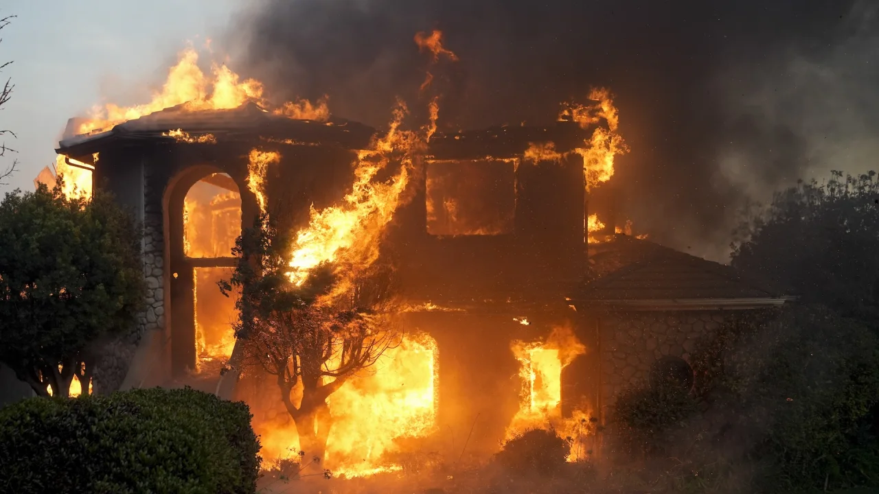 A Califórnia exigirá que as seguradoras ofereçam cobertura em zonas de incêndios florestais