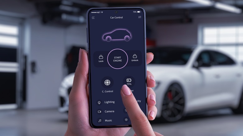 Pessoa ligando o carro remotamente com um aplicativo para smartphone