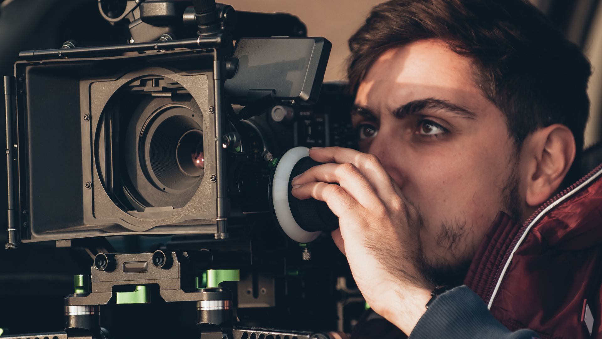 Cineasta filmando uma cena de filme com sua câmera.