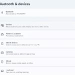 "Bluetooth e dispositivos" e "Bluetooth" destacado nas configurações do Windows 11.