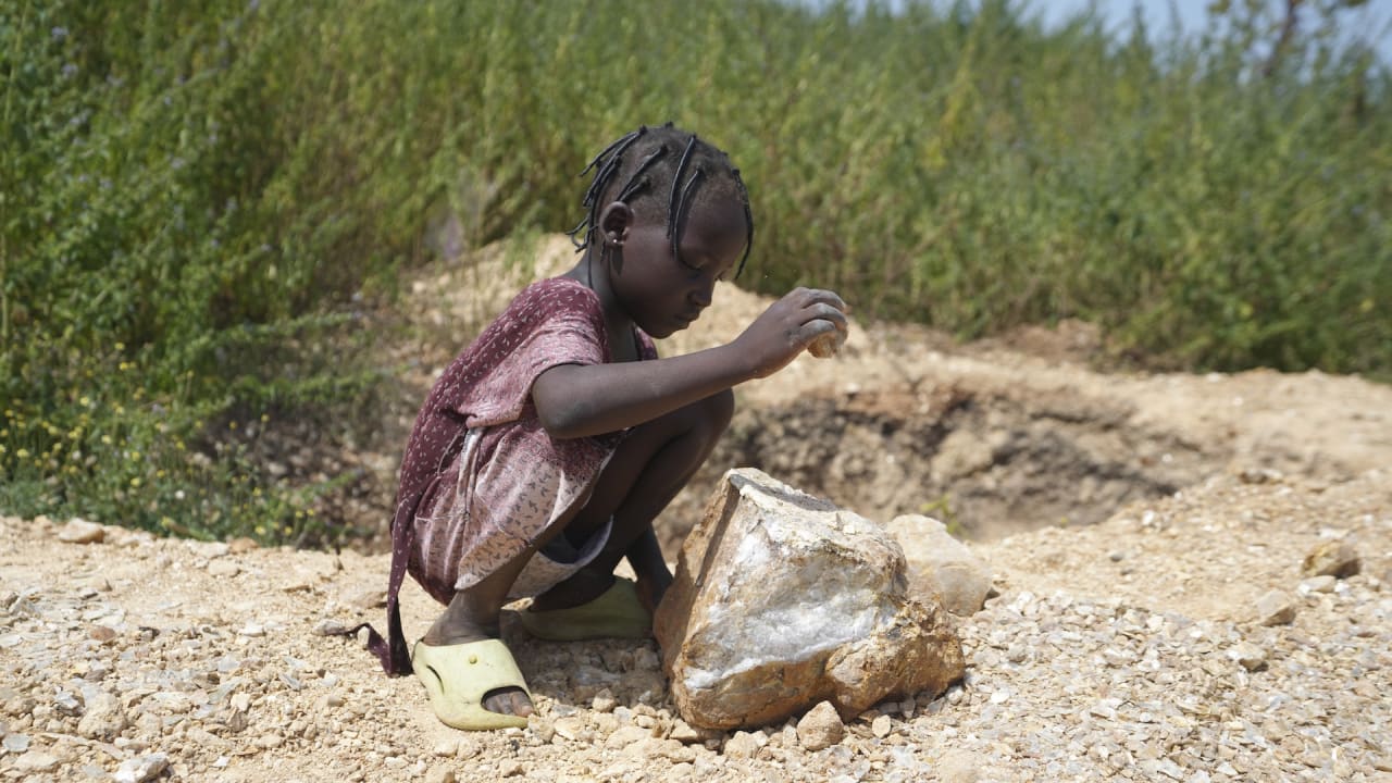 Como o trabalho infantil e as minas ilegais estão a alimentar o boom do lítio na Nigéria