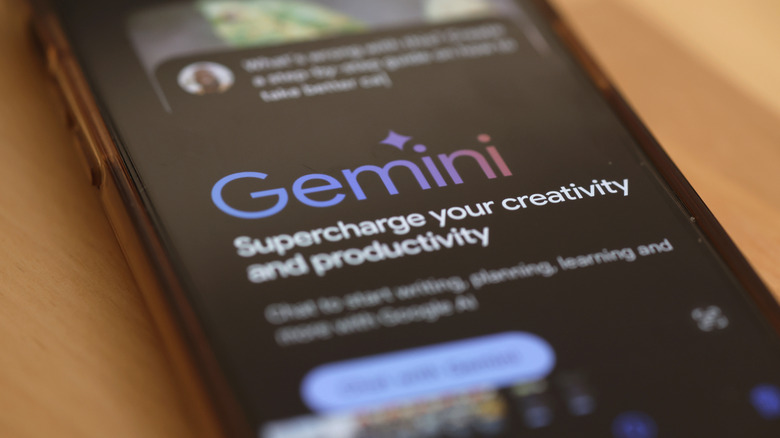 O aplicativo Google Gemini está aberto na tela de um smartphone