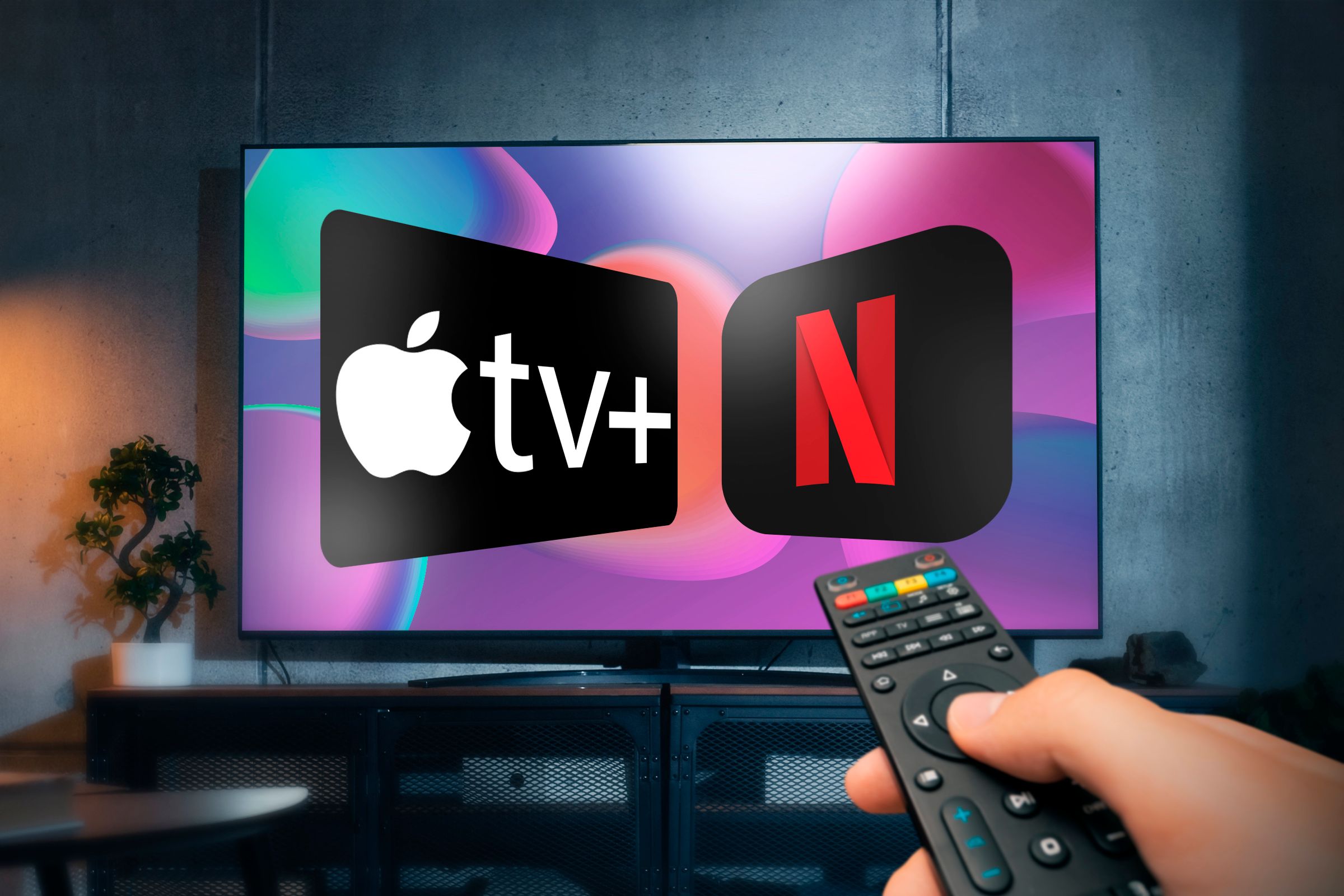 Uma TV com os logotipos Apple TV+ e Netflix na tela, com uma mão segurando um controle remoto no lado direito.