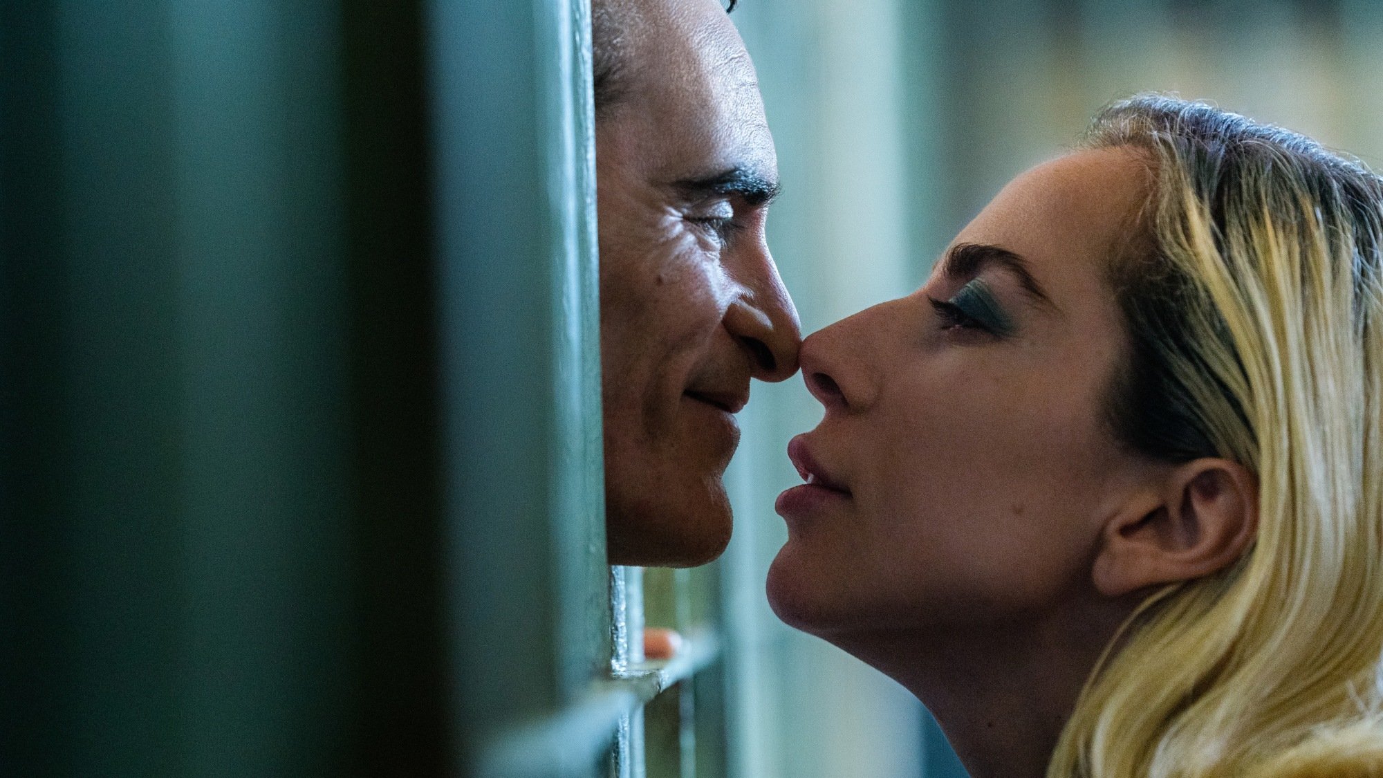 Joaquin Phoenix e Lady Gaga estrelam como Arthur e Lee em 