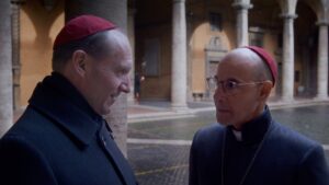 Ralph Fiennes e Stanley Tucci interpretam cardeais no conclave papal em