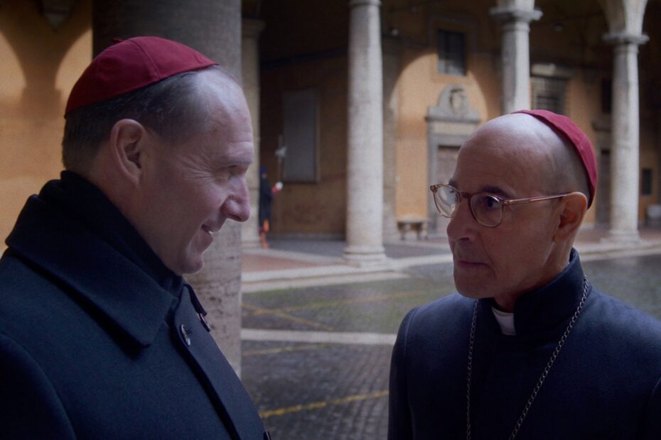 Ralph Fiennes e Stanley Tucci interpretam cardeais no conclave papal em