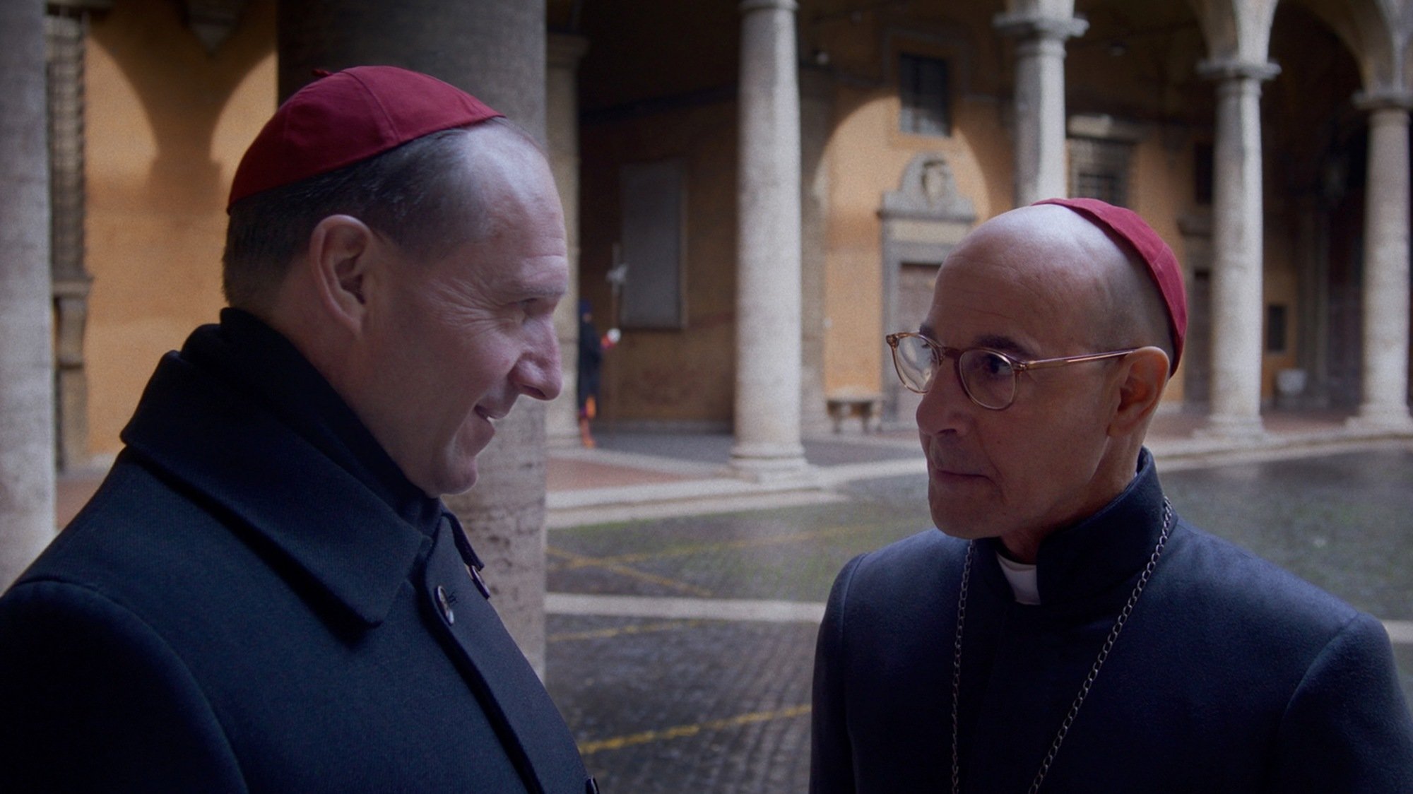 Ralph Fiennes e Stanley Tucci interpretam cardeais no conclave papal em 