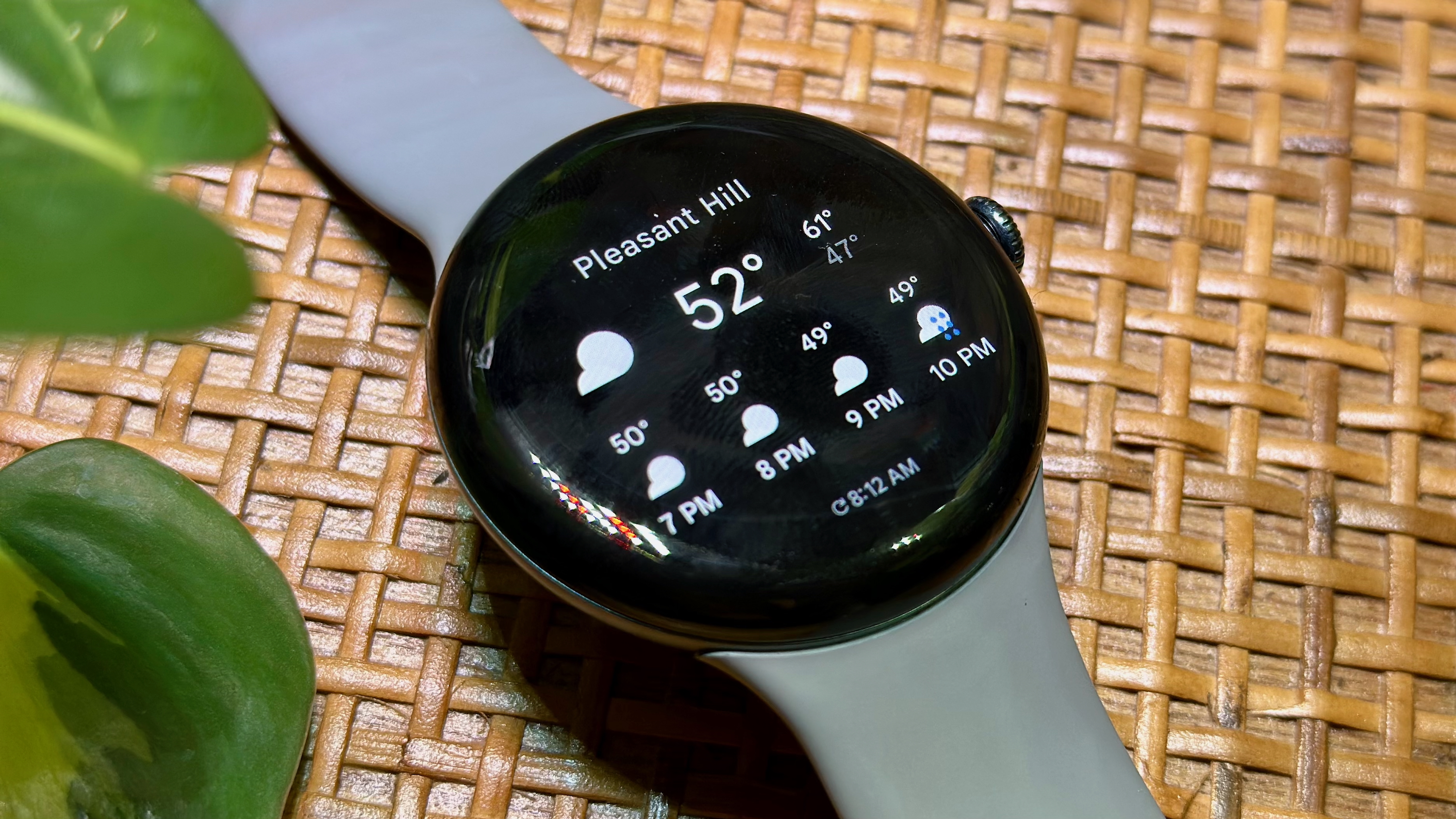 O Google Pixel Watch 3 mostrando o bloco Clima, com previsão de hora em hora para a noite.