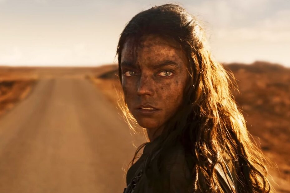 Anya Taylor-Joy está parada em uma estrada empoeirada e olha por cima do ombro em uma foto de "Furiosa: Uma Saga Mad Max."