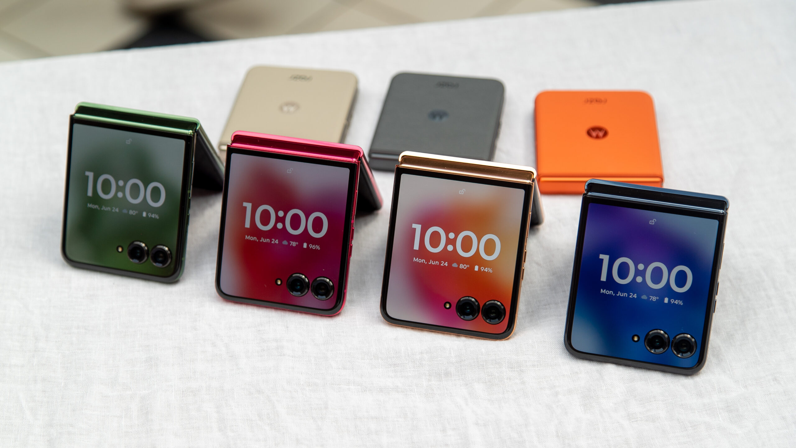 O Motorola Razr Plus 2024 em cores diferentes