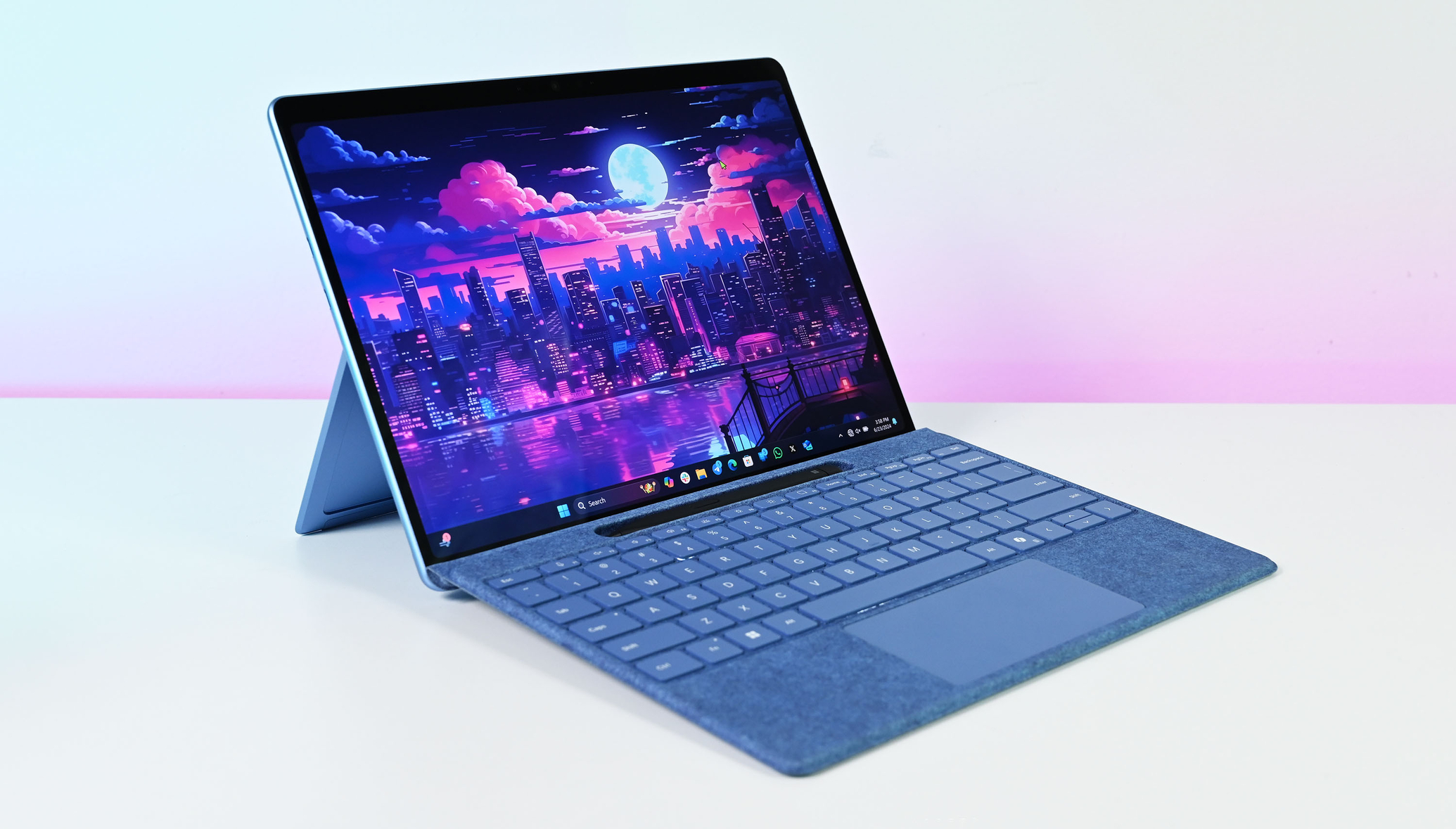 Microsoft Surface Pro 11 na mesa com fólio de teclado e Surface Pen