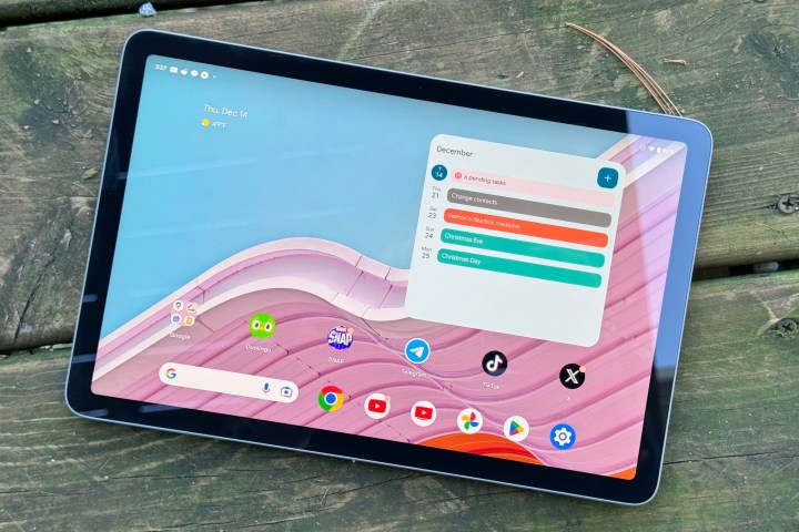 O Google Pixel Tablet do lado de fora com a tela ligada.