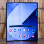 Samsung Galaxy Z Fold 6 desdobrado na frente