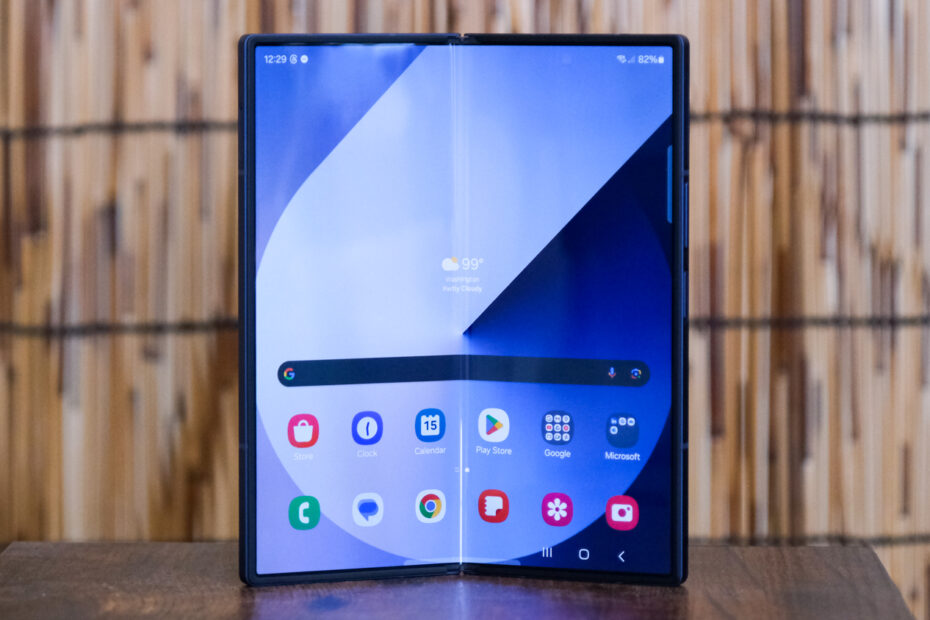 Samsung Galaxy Z Fold 6 desdobrado na frente