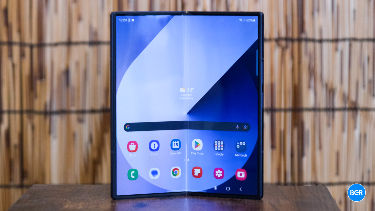 Samsung Galaxy Z Fold 6 desdobrado na frente