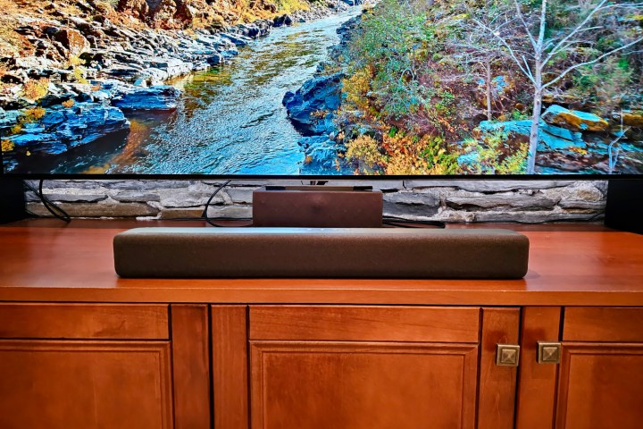 Amazon Fire TV Soundbar na frente da TV.