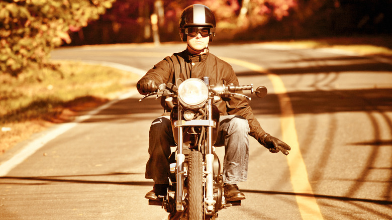 Gestos de motociclista com dois dedos