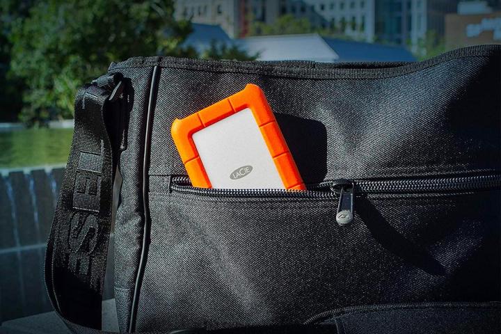 Um disco rígido externo LaCie Rugged Mini guardado em uma bolsa de viagem.