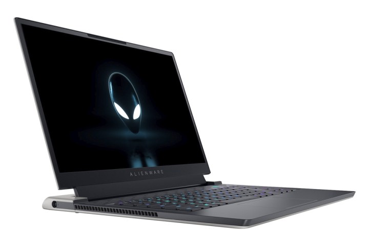 O laptop para jogos Alienware x15 R1 fica aberto com o logotipo da Alienware na tela.