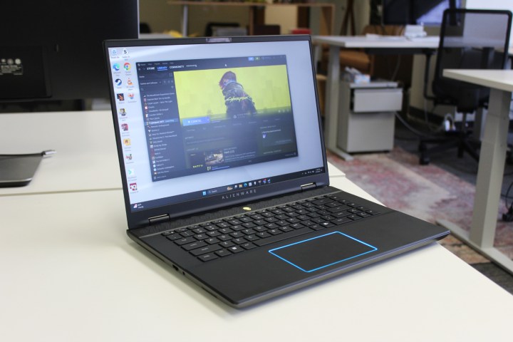 O Alienware m16 R2 em uma mesa branca.