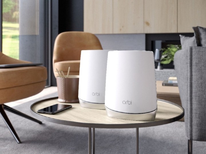 O sistema Netgear Orbi AX4200 Tri-Band Mesh Wi-Fi 6 (pacote com 2) em uma mesa.