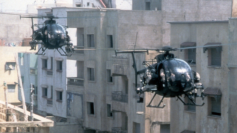 Dois helicópteros abordam o combate no filme de 2001 