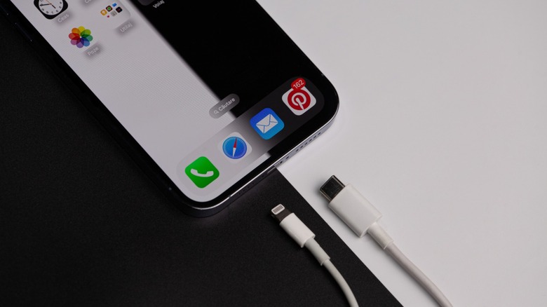 iPhone com um relâmpago e cabo USB-C próximo a ele