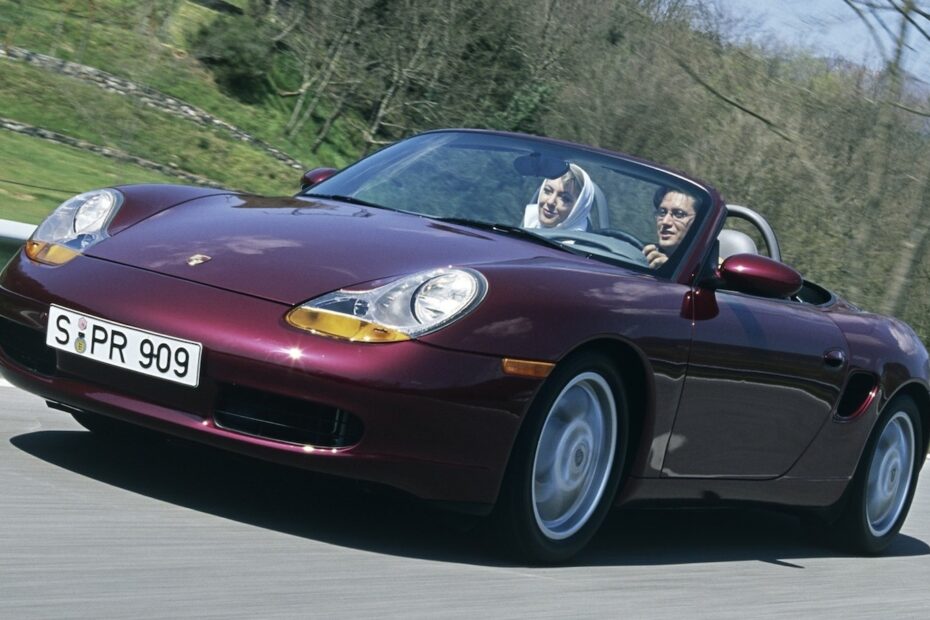 Qual modelo salvou a Porsche da falência nos anos 90?