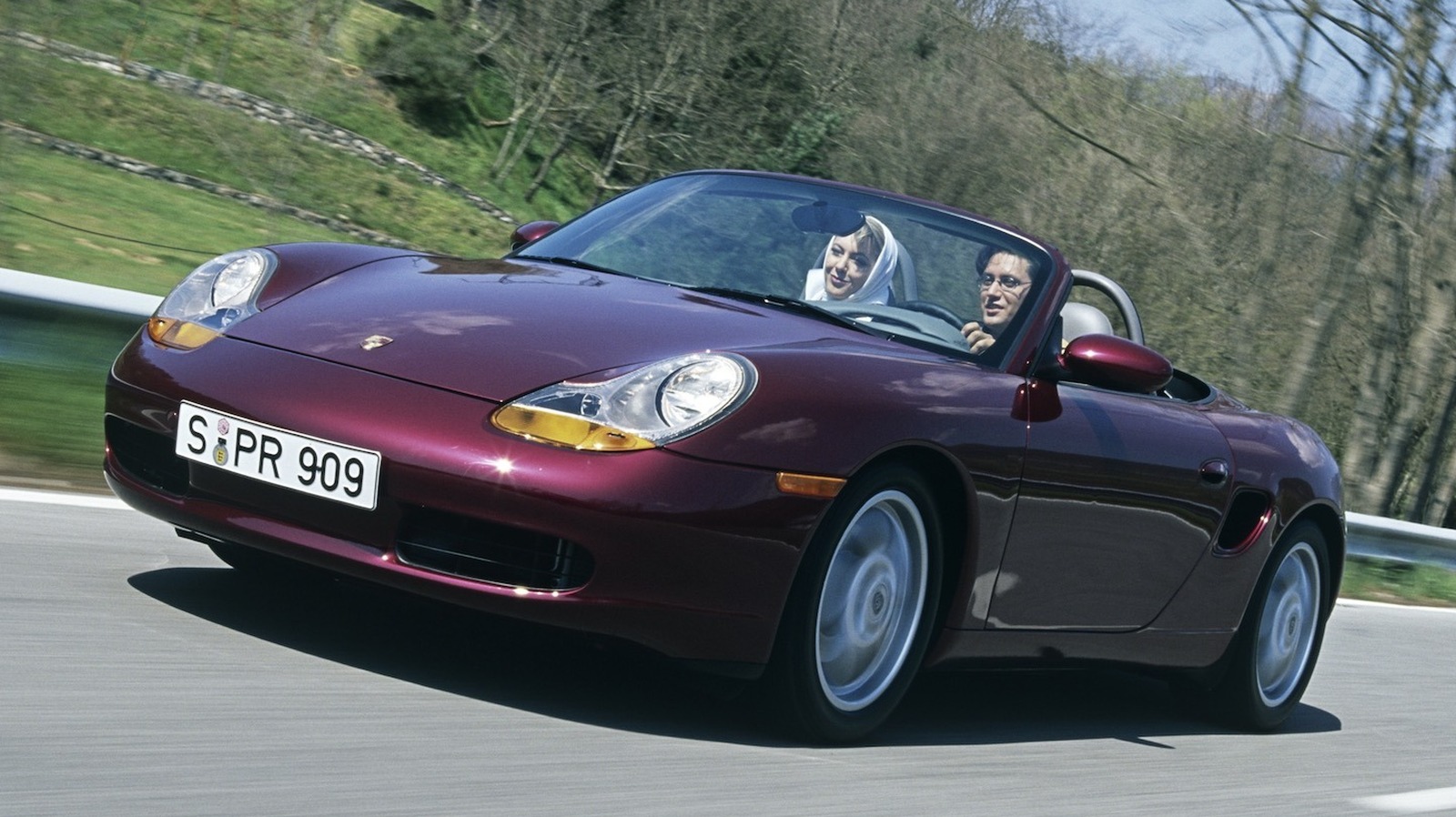 Qual modelo salvou a Porsche da falência nos anos 90?