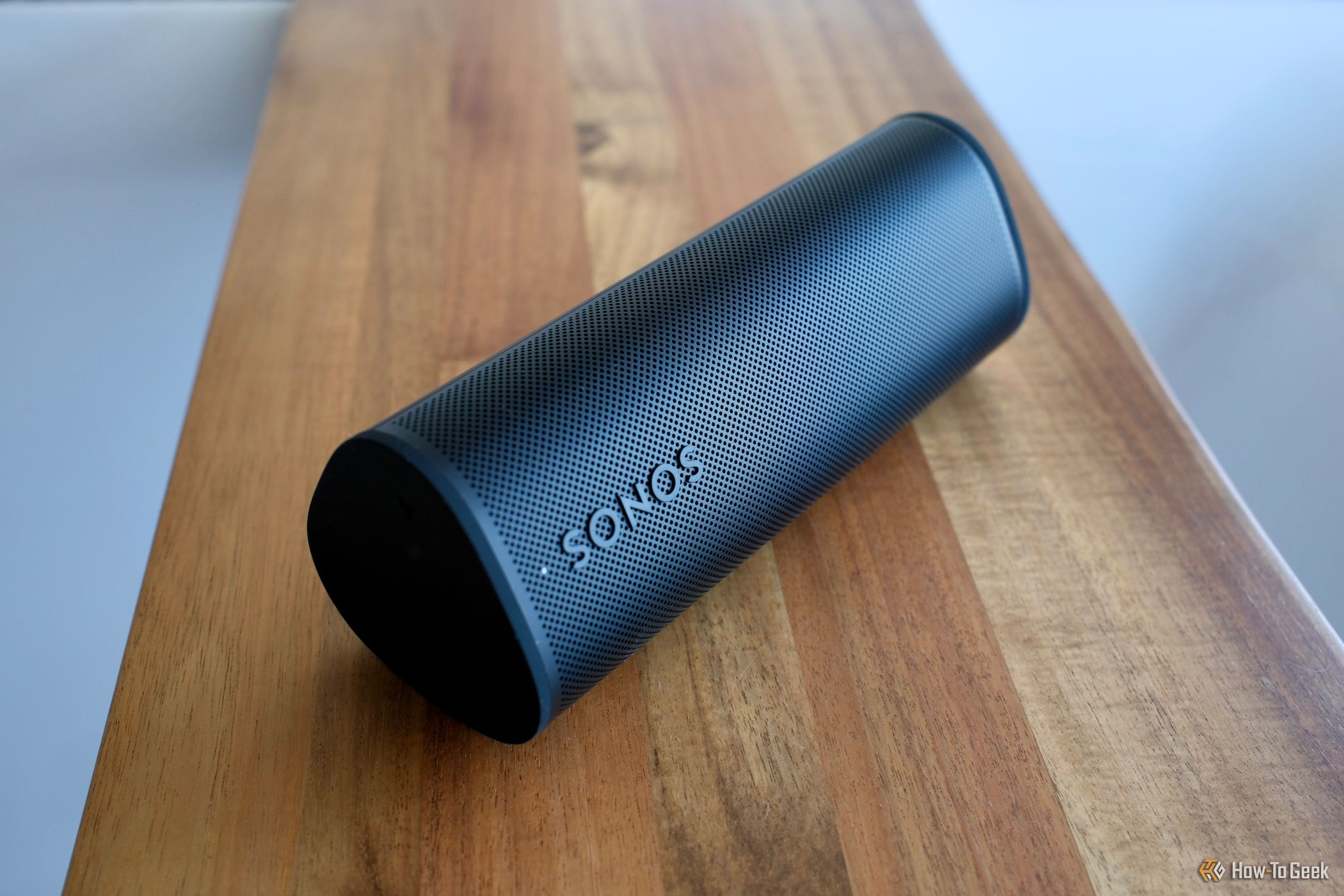 Sonos Roam 2 em preto deitado de lado.