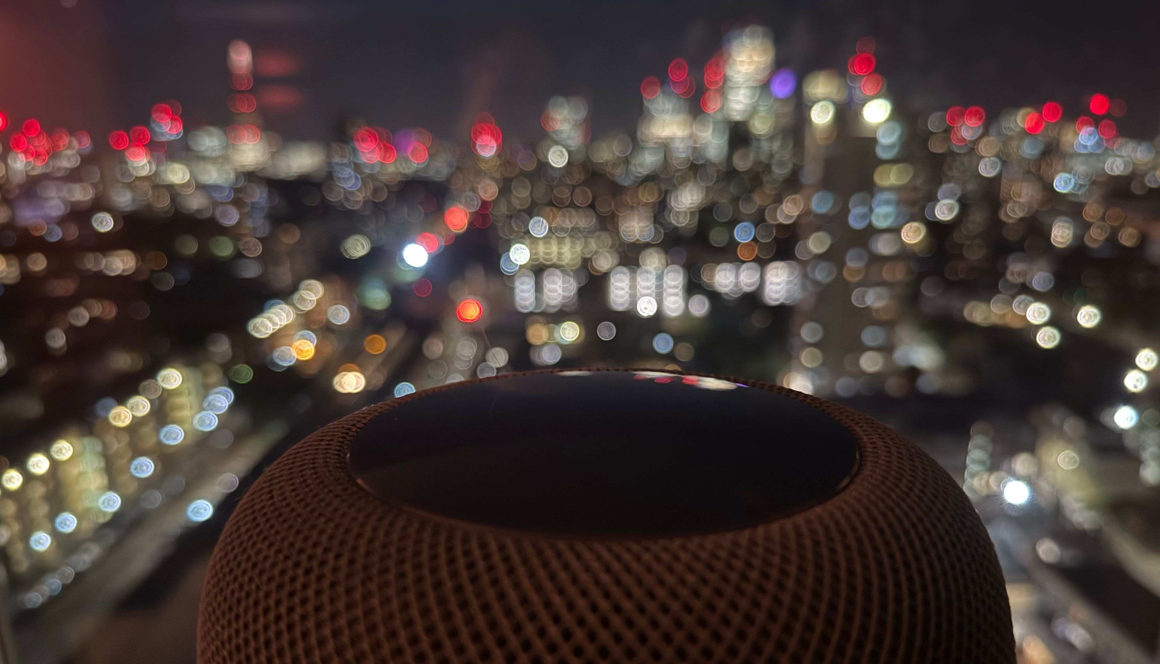 Um HomePod reproduzindo música sem perdas do Apple Music.