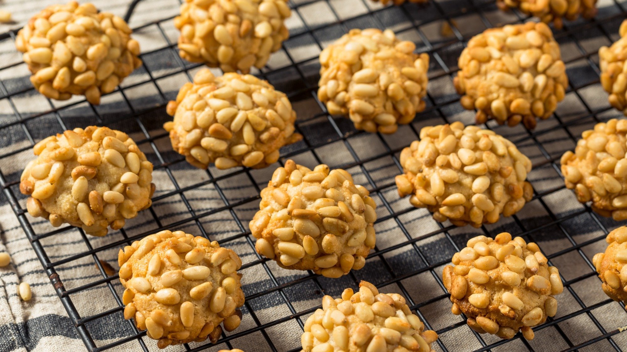 Biscoitos Pignoli em uma gradinha.