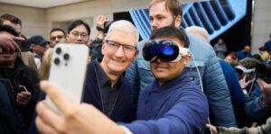 Tim Cook com um cliente Apple Vision Pro