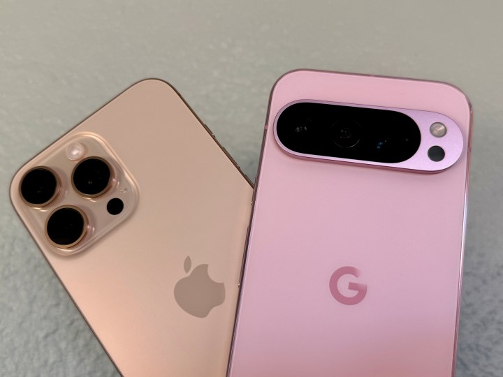 Apple iPhone 16 Pro Max em Desert Titanium (esquerda) e Rose Quartz Google Pixel 9 Pro.