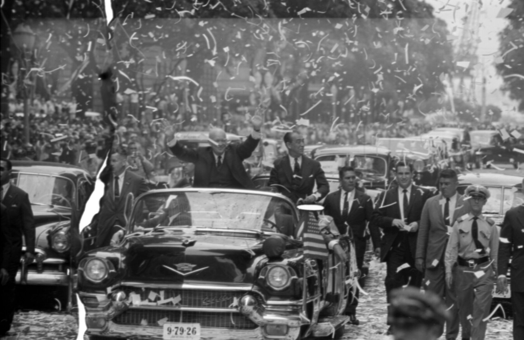 Dwight D. Eisenhower acena para uma multidão durante um desfile de ticker tape no Rio de Janeiro.