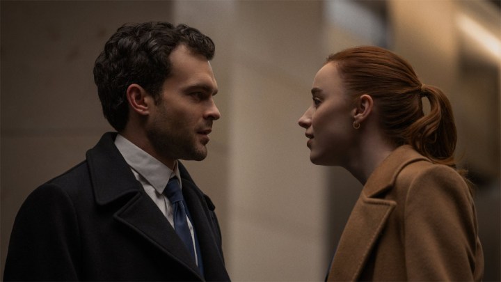 Alden Ehrenreich e Phoebe Dynevor como Emily e Luke conversando em Fair Play.